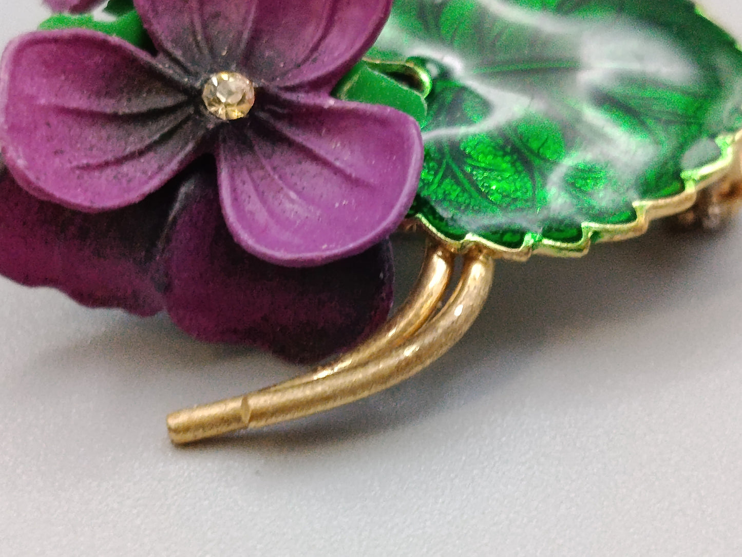 Veilchen Brosche Florales Vintage Design mit Emaille