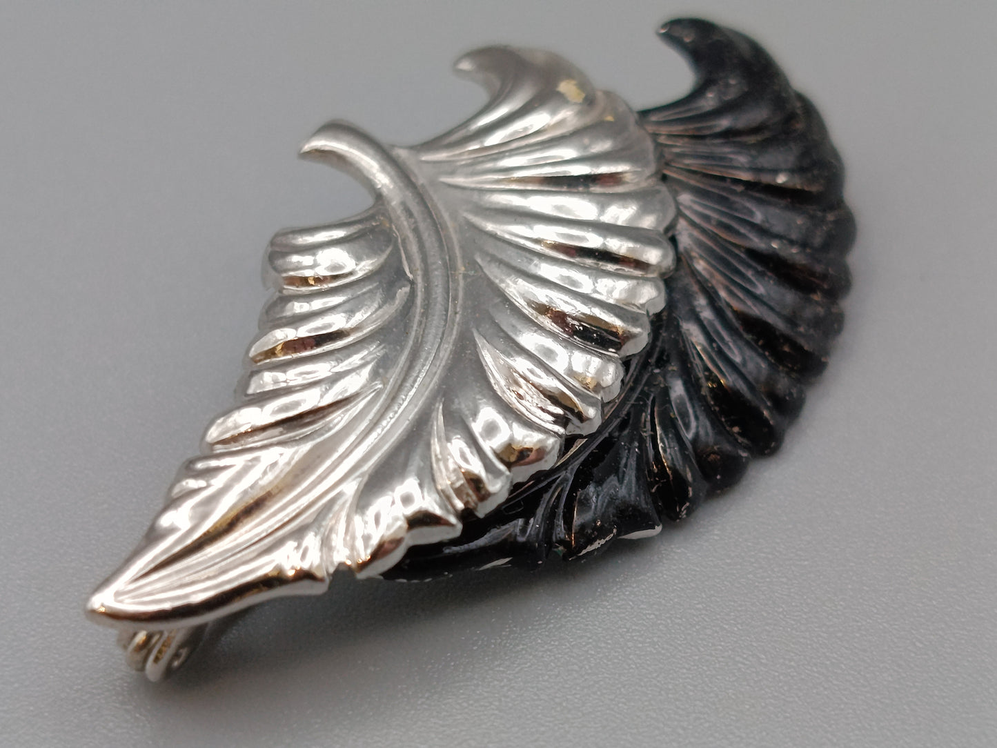 Elegante Blatt Brosche in Silber/Schwarz Vintage Design