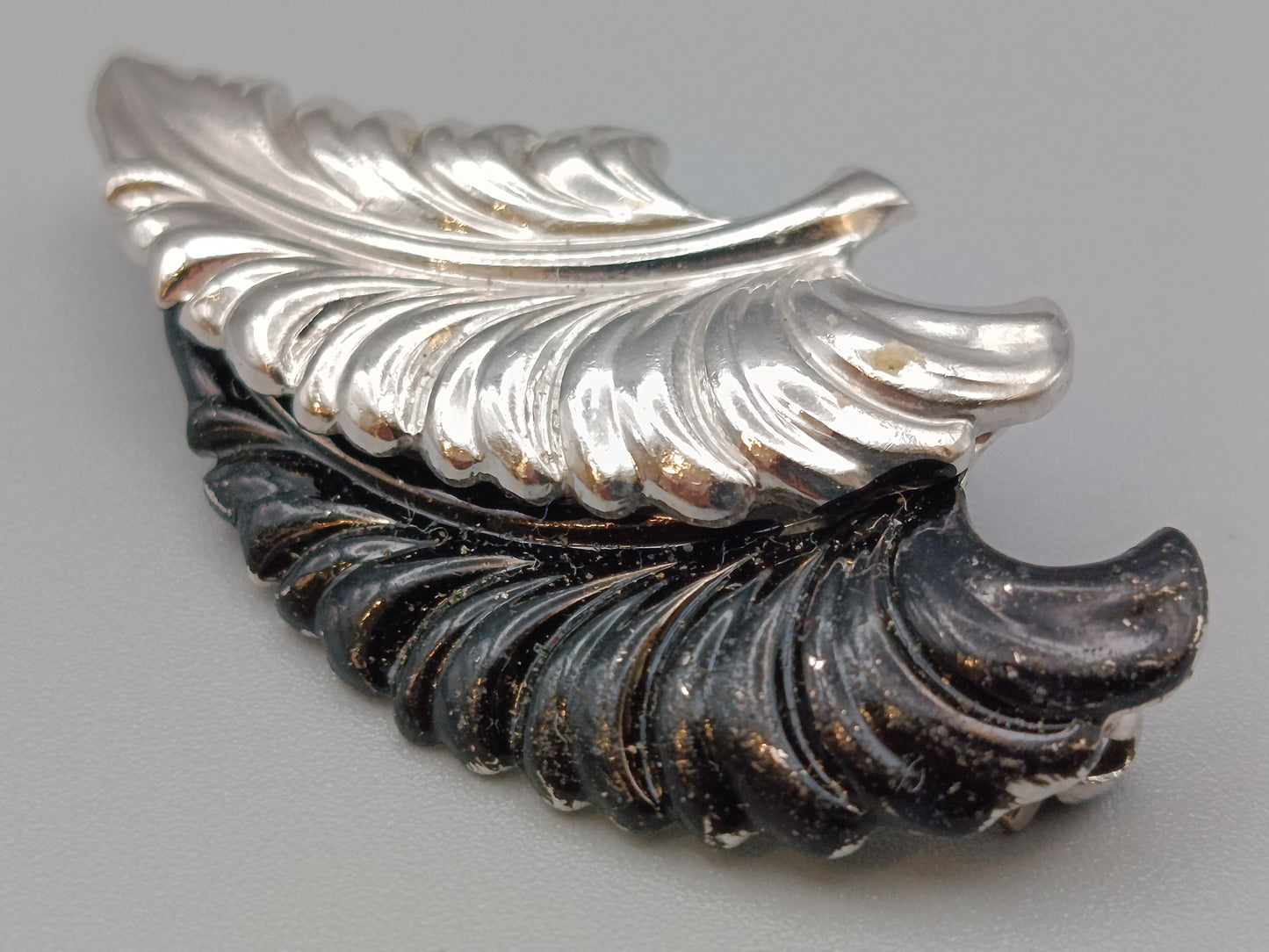 Elegante Blatt Brosche in Silber/Schwarz Vintage Design