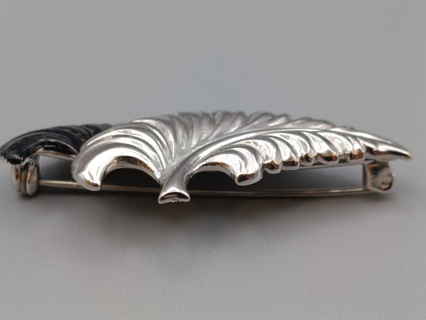 Elegante Blatt Brosche in Silber/Schwarz Vintage Design