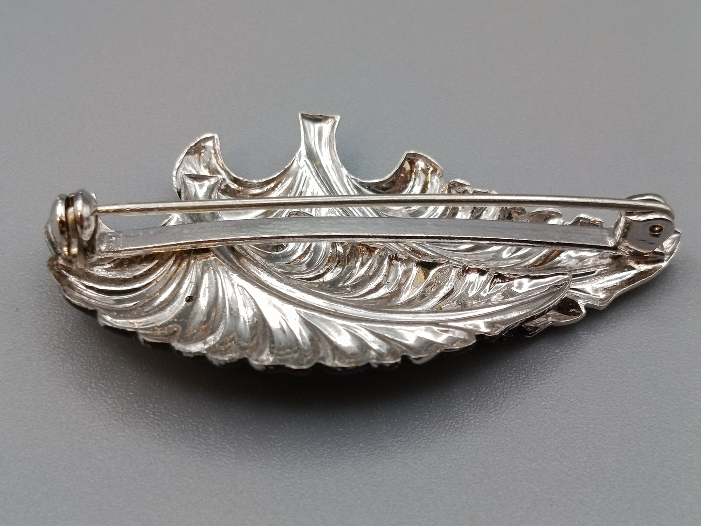 Elegante Blatt Brosche in Silber/Schwarz Vintage Design