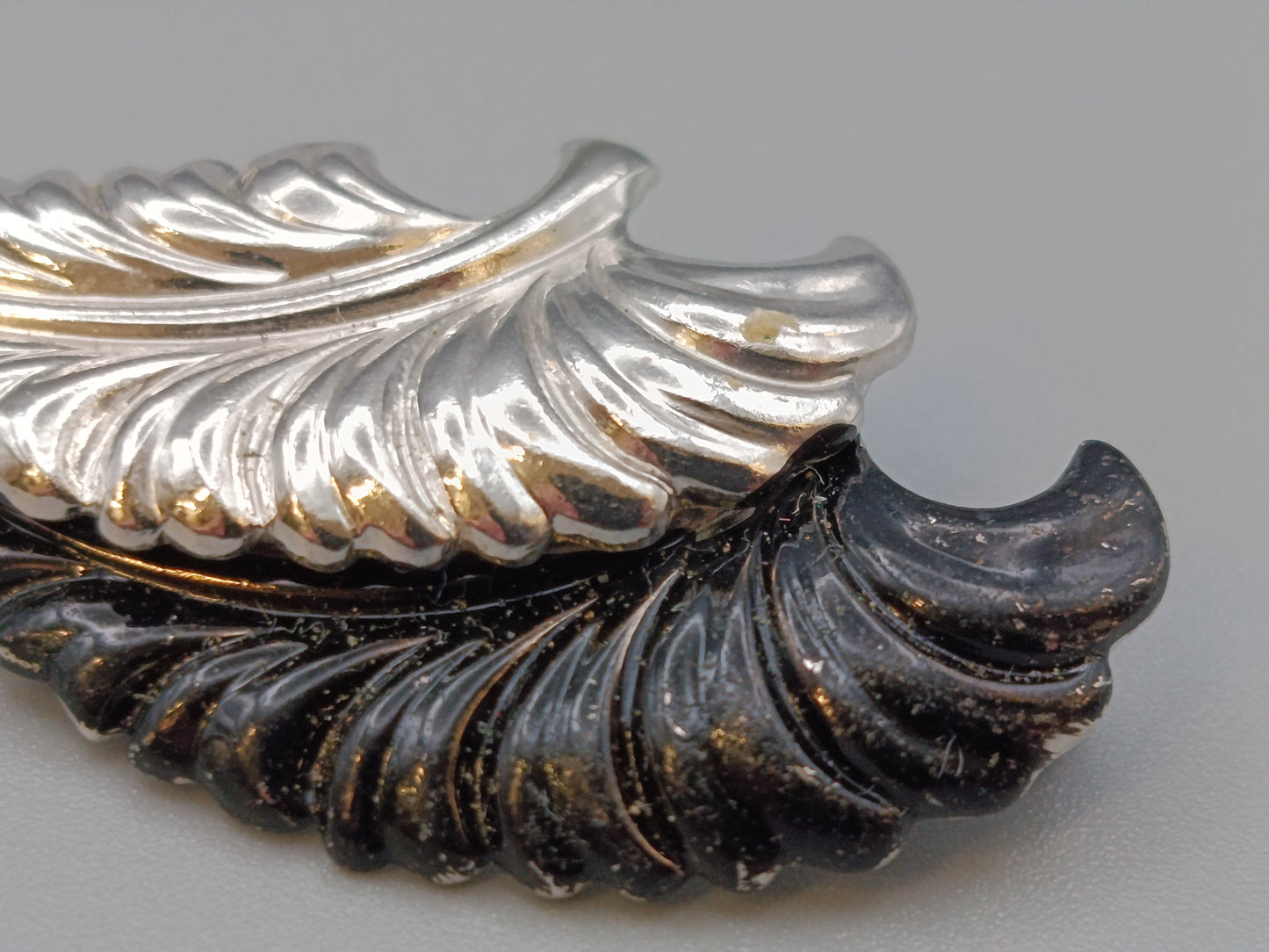 Elegante Blatt Brosche in Silber/Schwarz Vintage Design