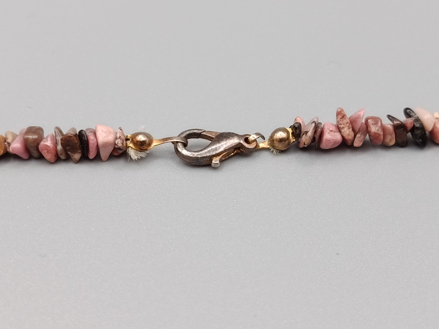 Stilvolle Splitterkette Naturstein Kette in Rosé und Braun