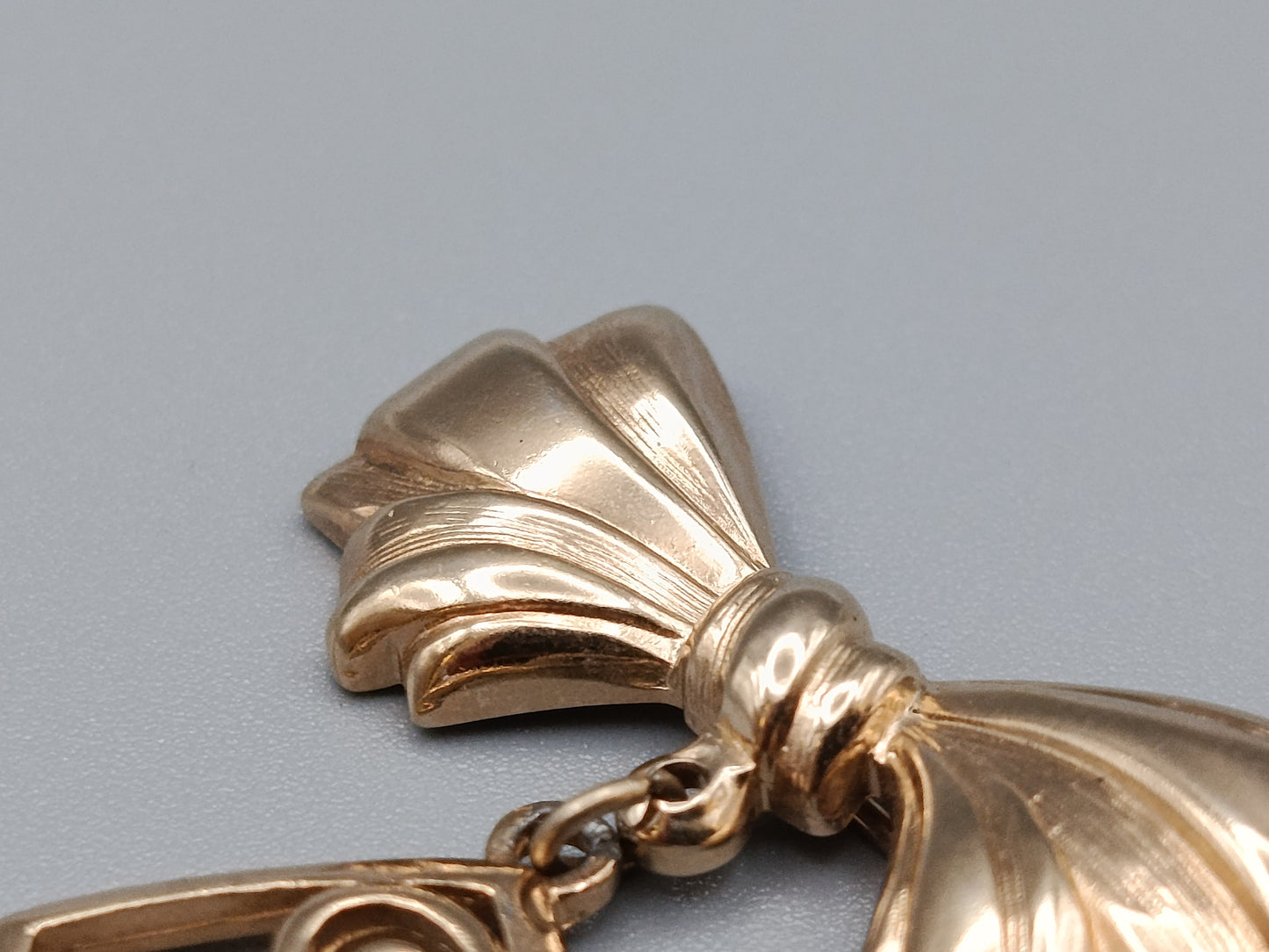 Elegante Schleifen Brosche in Goldoptik Vintage