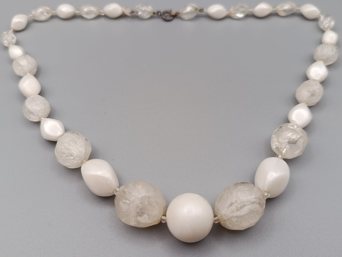 Elegante Perlenkette in Weiß und Vintage Design