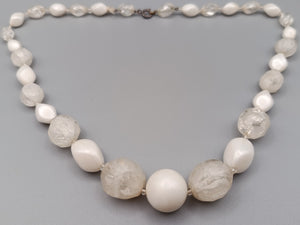 Elegante Perlenkette in Weiß und Vintage Design