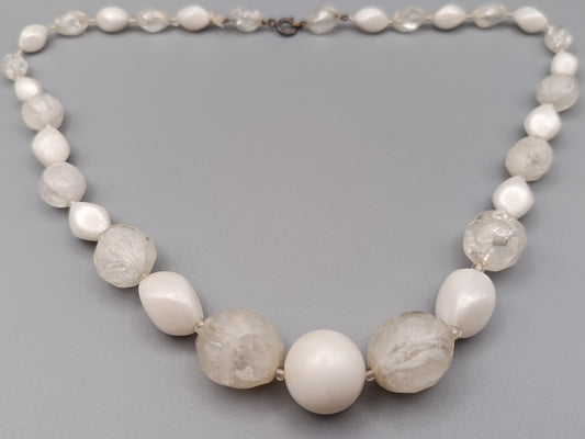 Elegante Perlenkette in Weiß und Vintage Design
