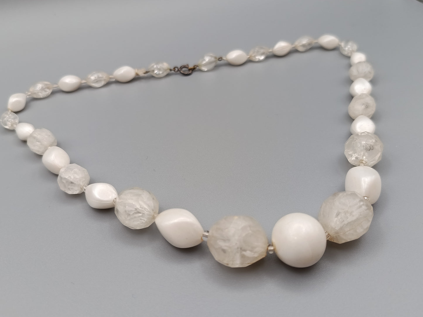 Elegante Perlenkette in Weiß und Vintage Design