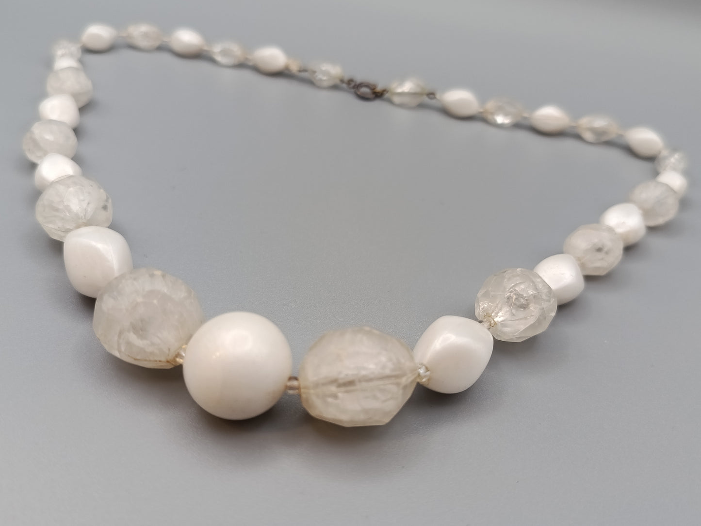 Elegante Perlenkette in Weiß und Vintage Design