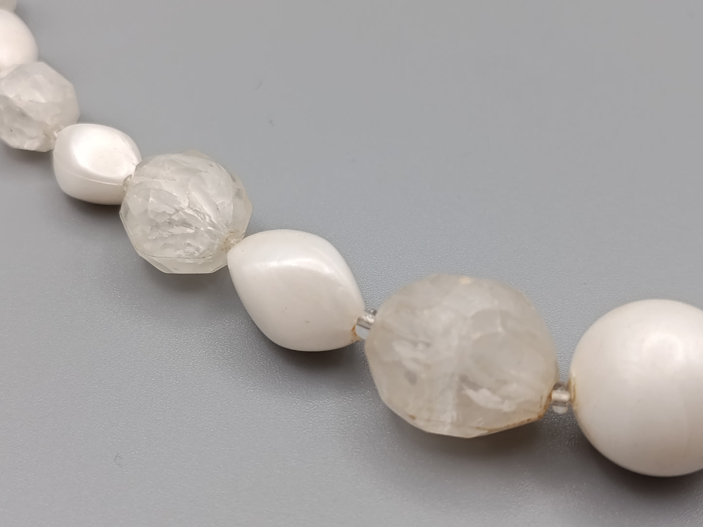 Elegante Perlenkette in Weiß und Vintage Design