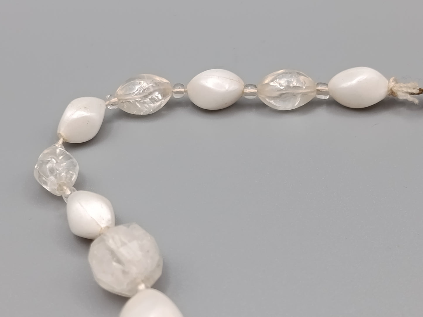 Elegante Perlenkette in Weiß und Vintage Design