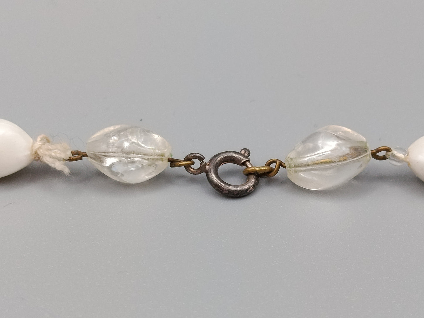 Elegante Perlenkette in Weiß und Vintage Design