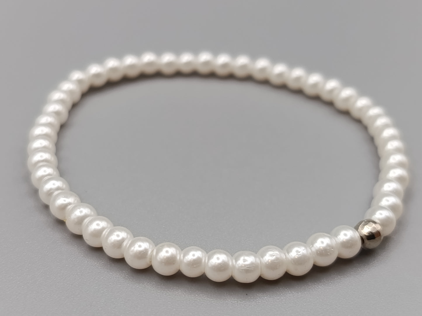 Eleganter Elastisches Perlen Armband in Weiß