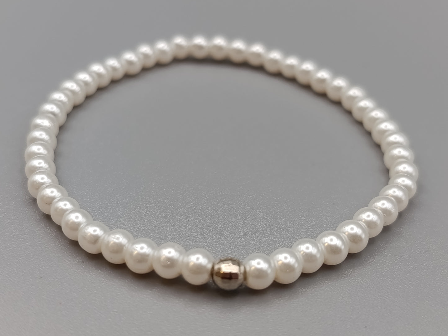 Eleganter Elastisches Perlen Armband in Weiß