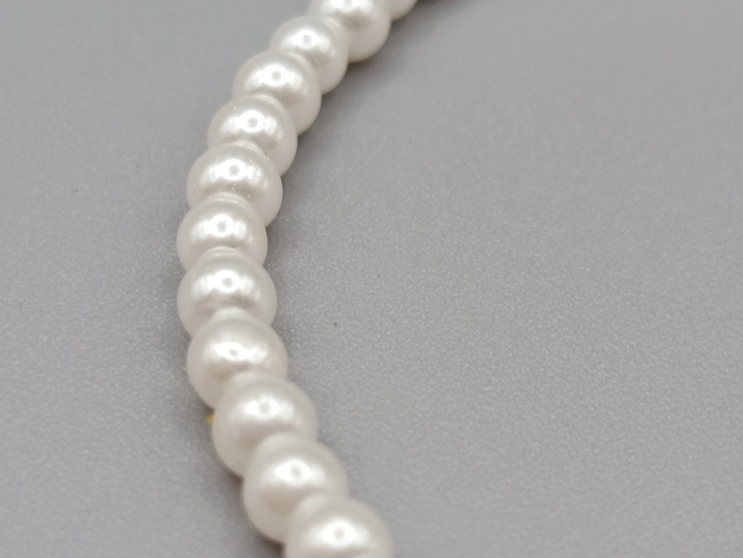 Eleganter Elastisches Perlen Armband in Weiß