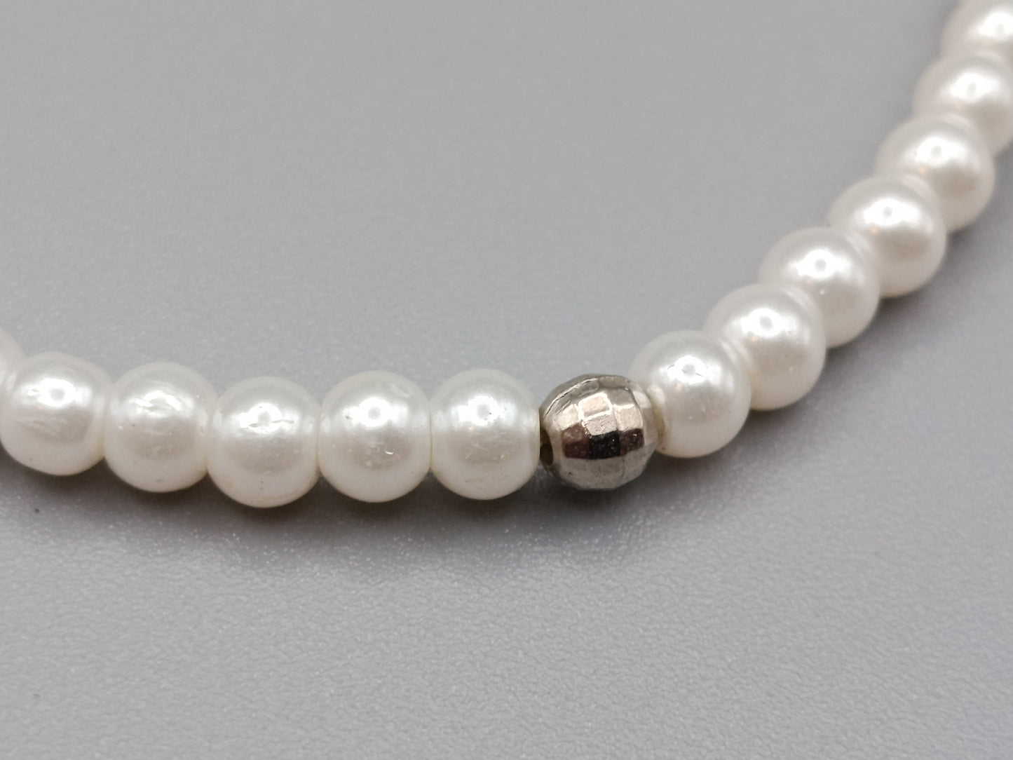Eleganter Elastisches Perlen Armband in Weiß