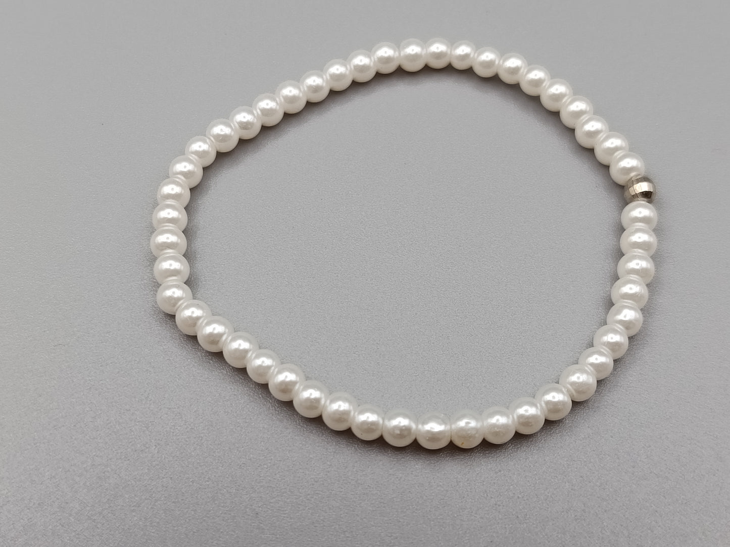Eleganter Elastisches Perlen Armband in Weiß