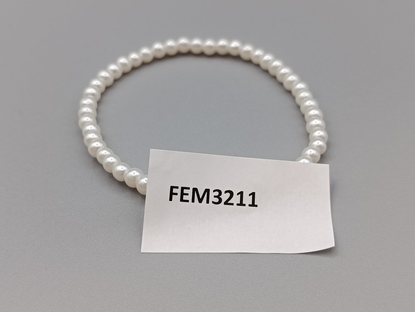 Eleganter Elastisches Perlen Armband in Weiß