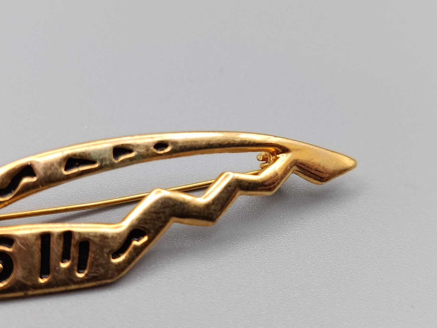Moderne Brosche in Goldoptik Vintage Design