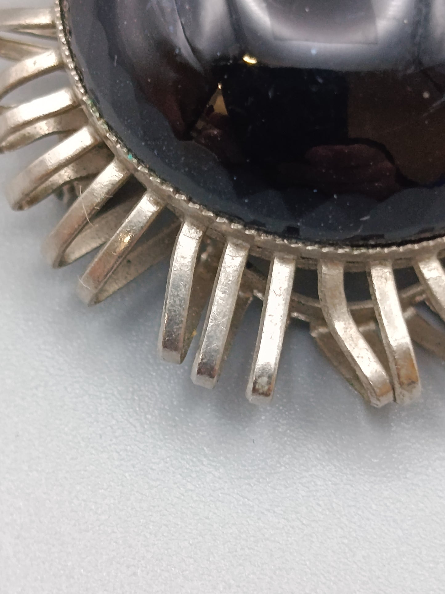 Elegante Vintage Brosche mit großem stein