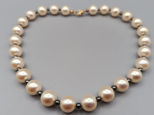 Klassische Perlenkette mit Hämatit Elegante Halskette