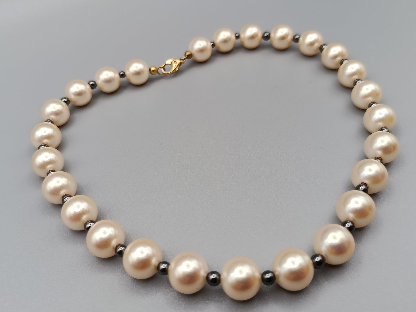 Klassische Perlenkette mit Hämatit Elegante Halskette