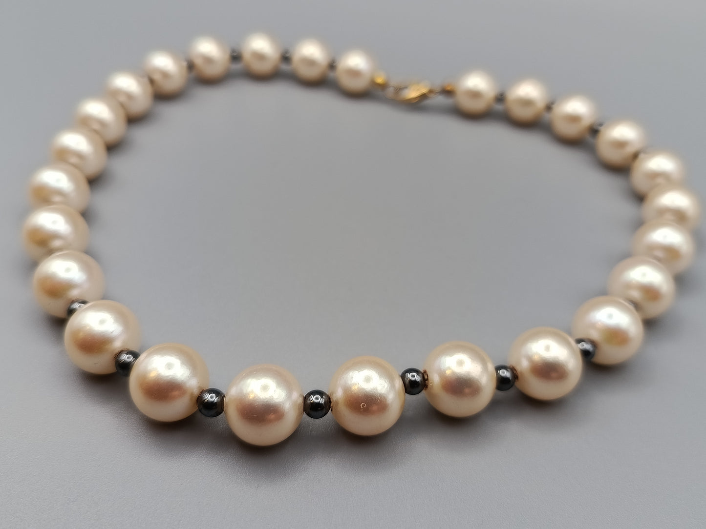 Klassische Perlenkette mit Hämatit Elegante Halskette