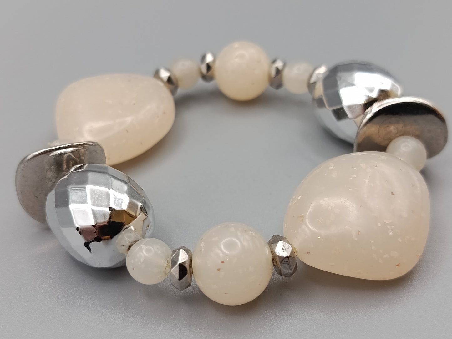 Stilvolles Damen Armband mit hellen Natursteinen
