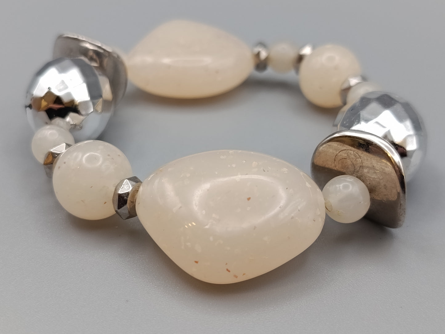 Stilvolles Damen Armband mit hellen Natursteinen