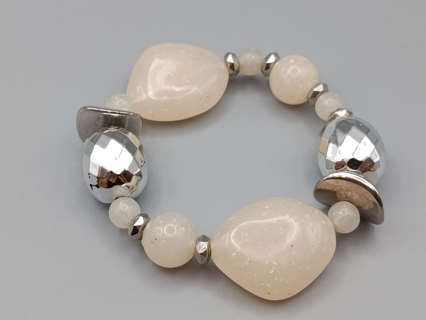 Stilvolles Damen Armband mit hellen Natursteinen