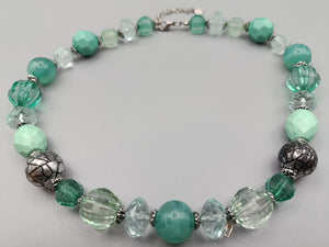 Stilvolle Kette in Mint und Grün Elegante Perlenkette