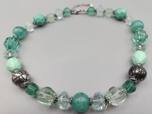 Stilvolle Kette in Mint und Grün Elegante Perlenkette