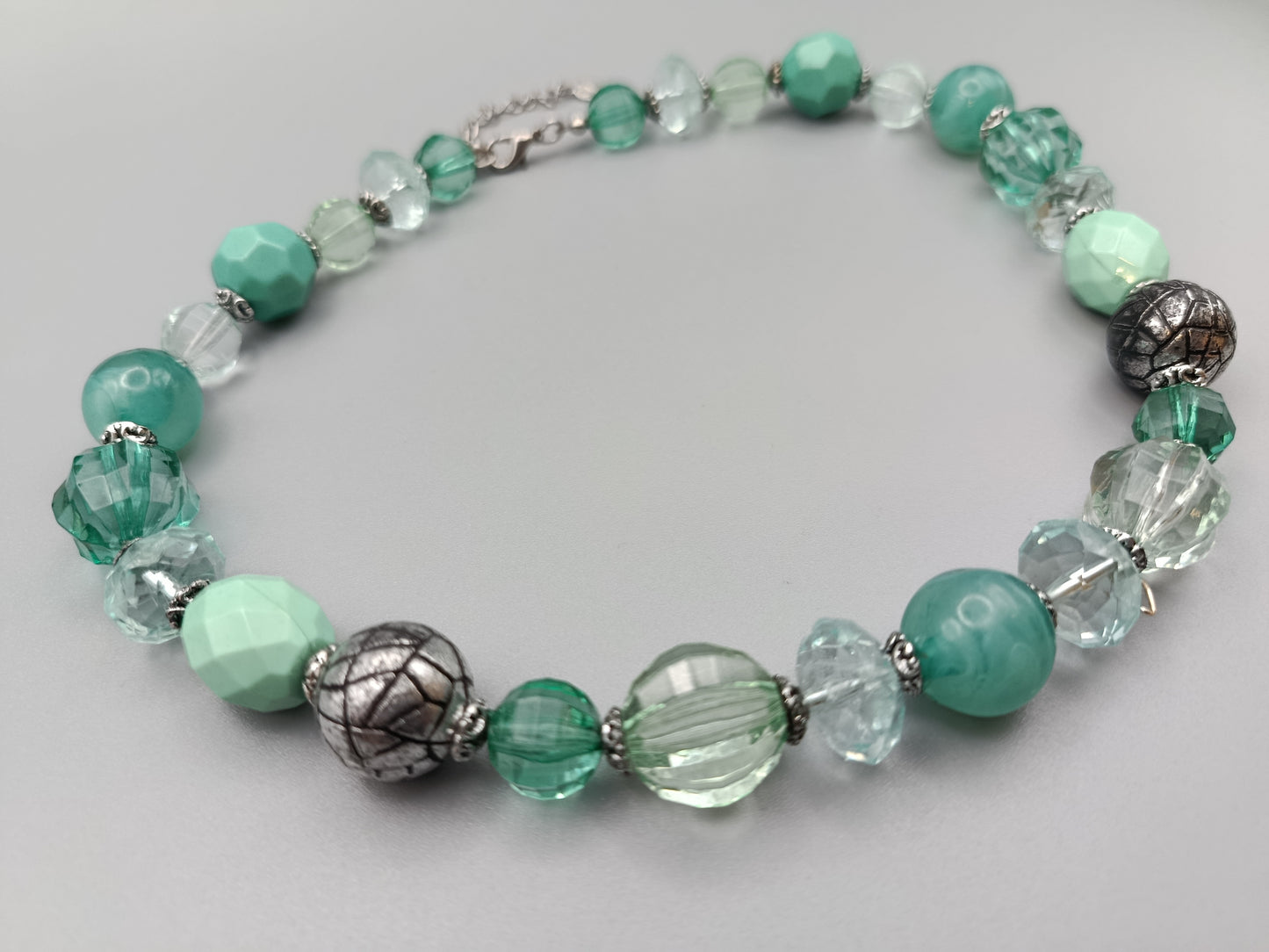 Stilvolle Kette in Mint und Grün Elegante Perlenkette