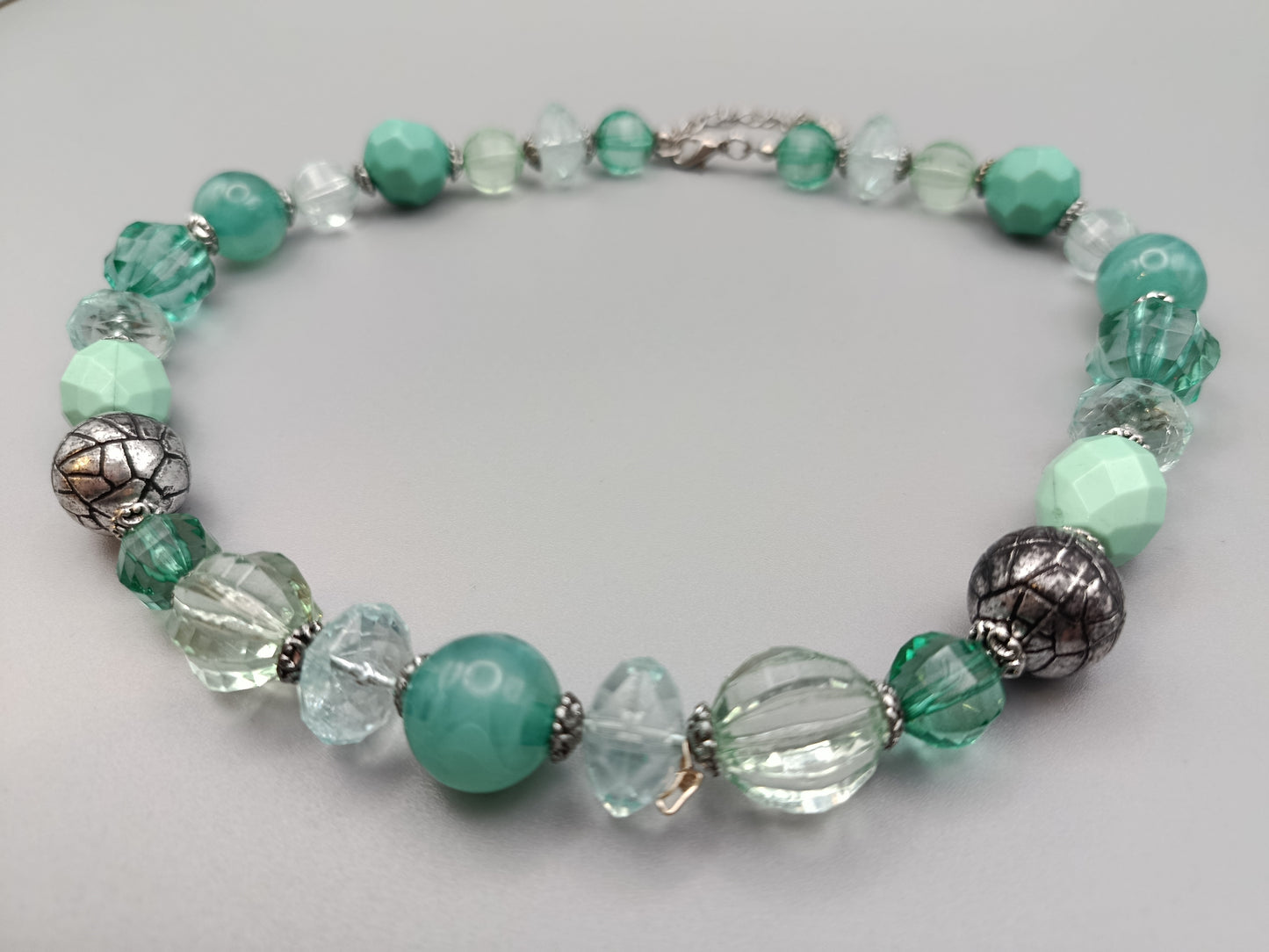 Stilvolle Kette in Mint und Grün Elegante Perlenkette