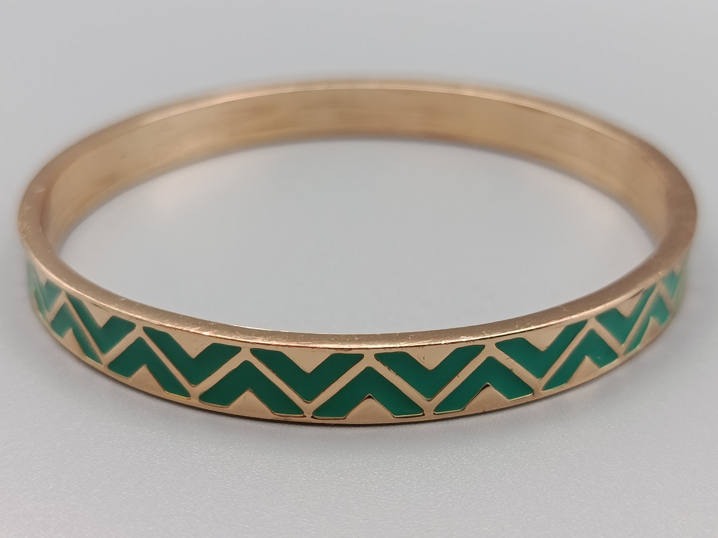 Stilvoller goldfarbener Damen Armreif in Grün