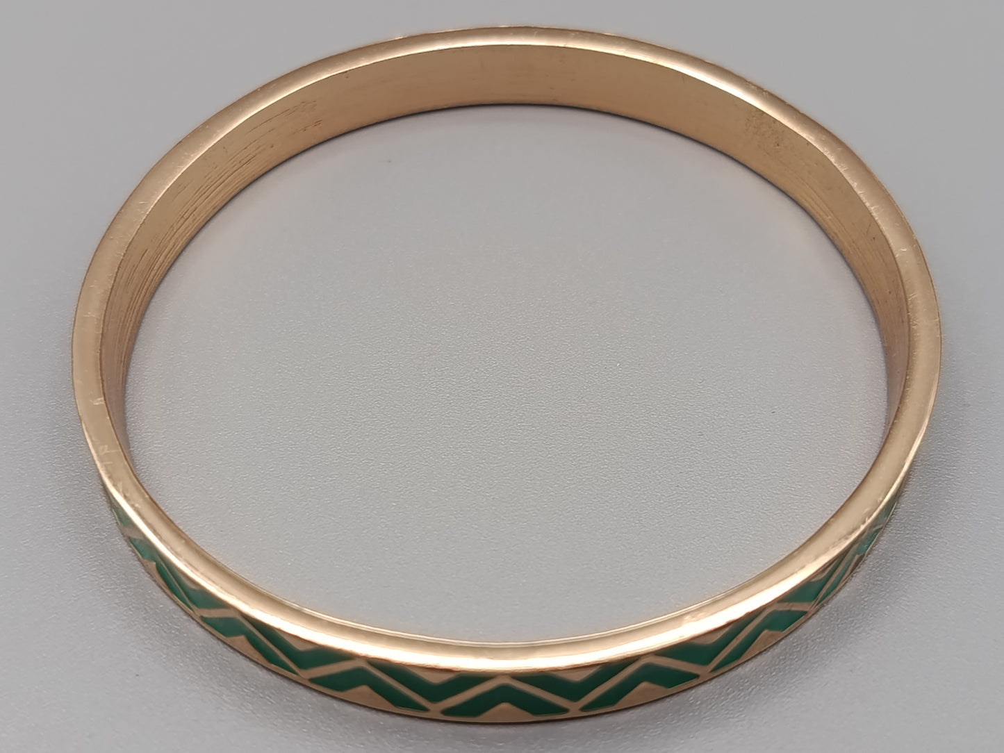 Stilvoller goldfarbener Damen Armreif in Grün