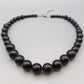 Elegante Damen Perlenkette in tiefem Schwarz