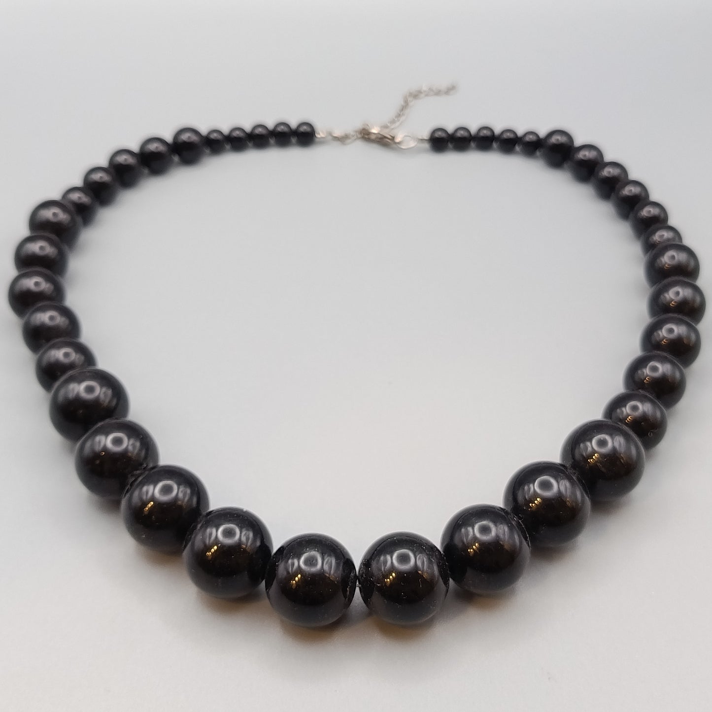 Elegante Damen Perlenkette in tiefem Schwarz