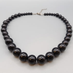 Elegante Damen Perlenkette in tiefem Schwarz