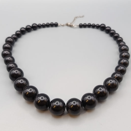 Elegante Damen Perlenkette in tiefem Schwarz