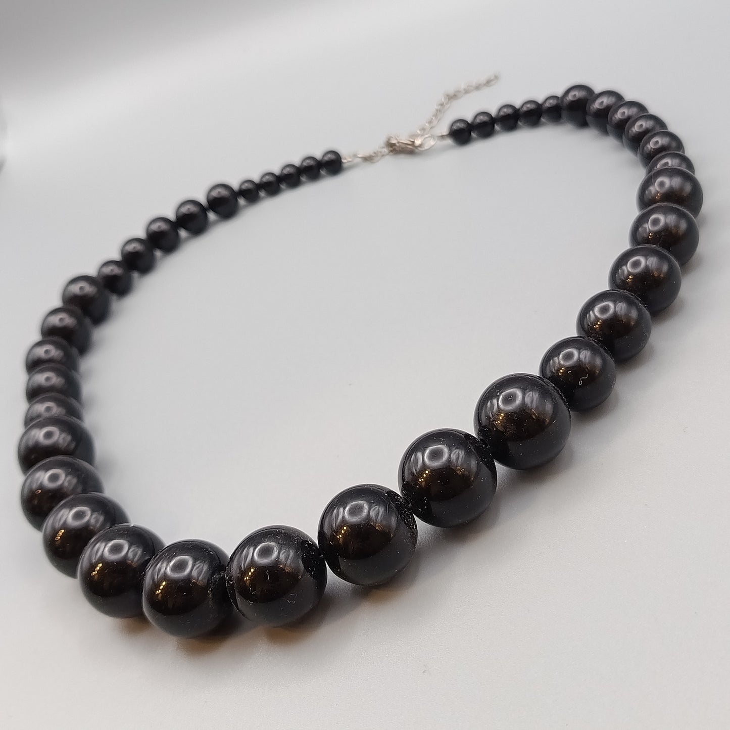 Elegante Damen Perlenkette in tiefem Schwarz