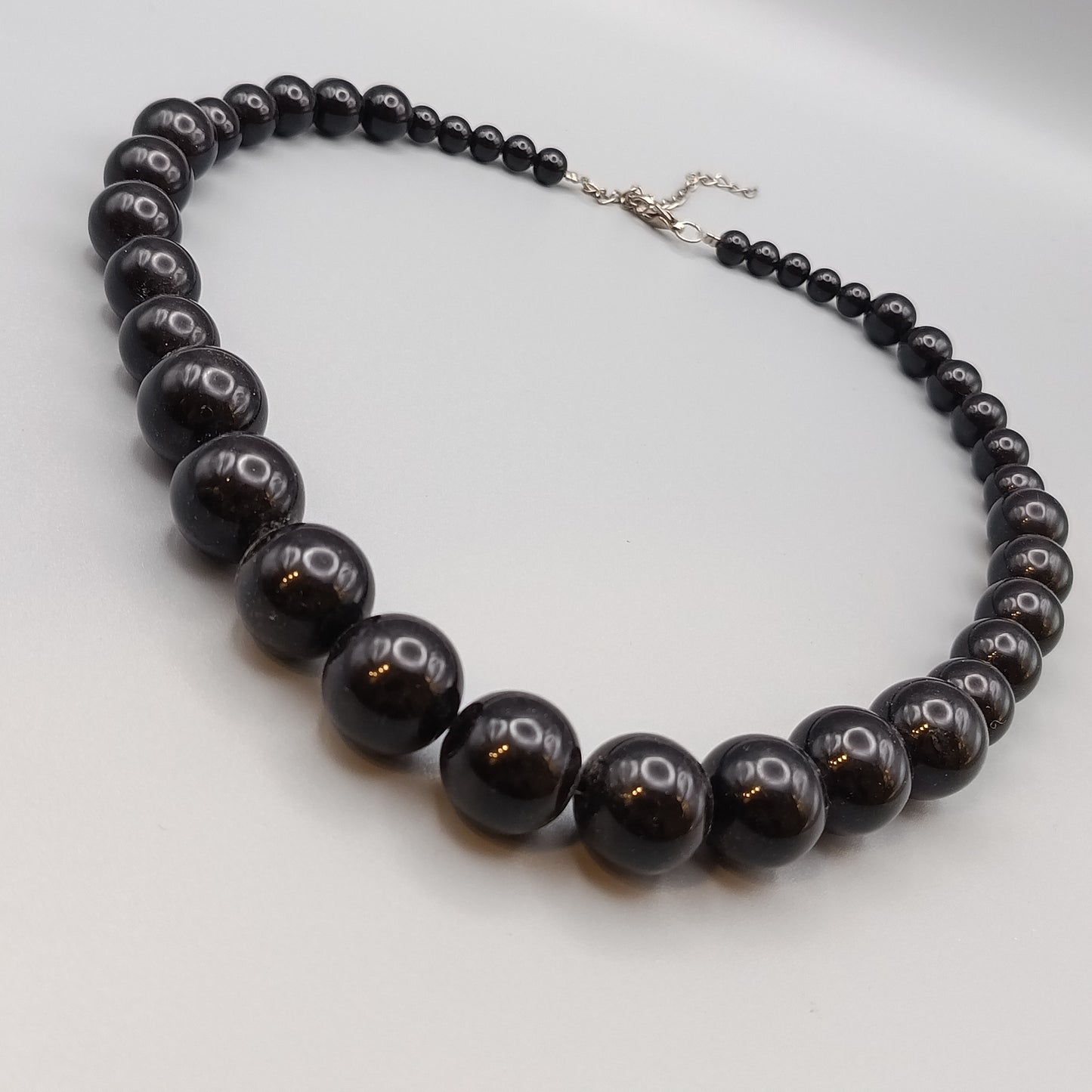 Elegante Damen Perlenkette in tiefem Schwarz