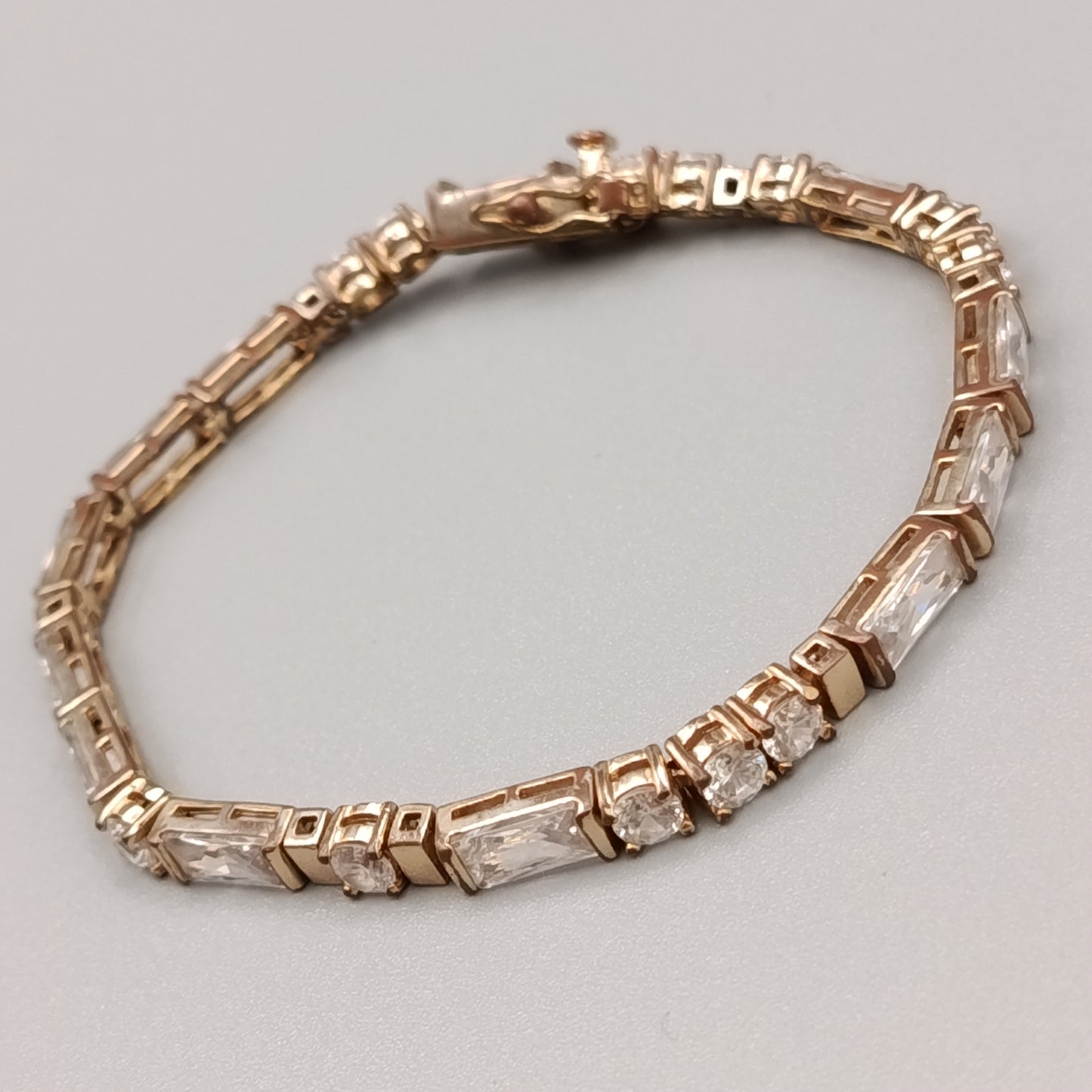 Elegantes Damen Armband in Gold-Optik Stilvoll