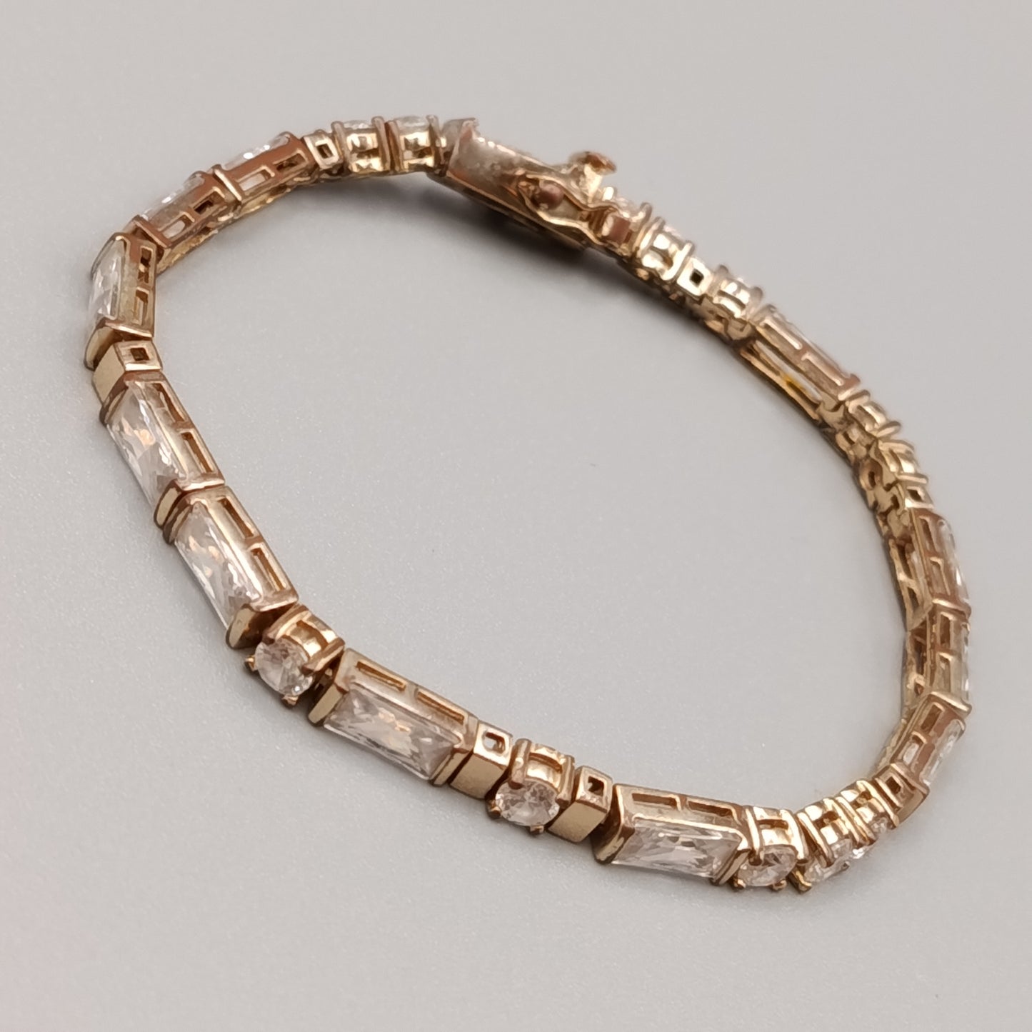 Elegantes Damen Armband in Gold-Optik Stilvoll