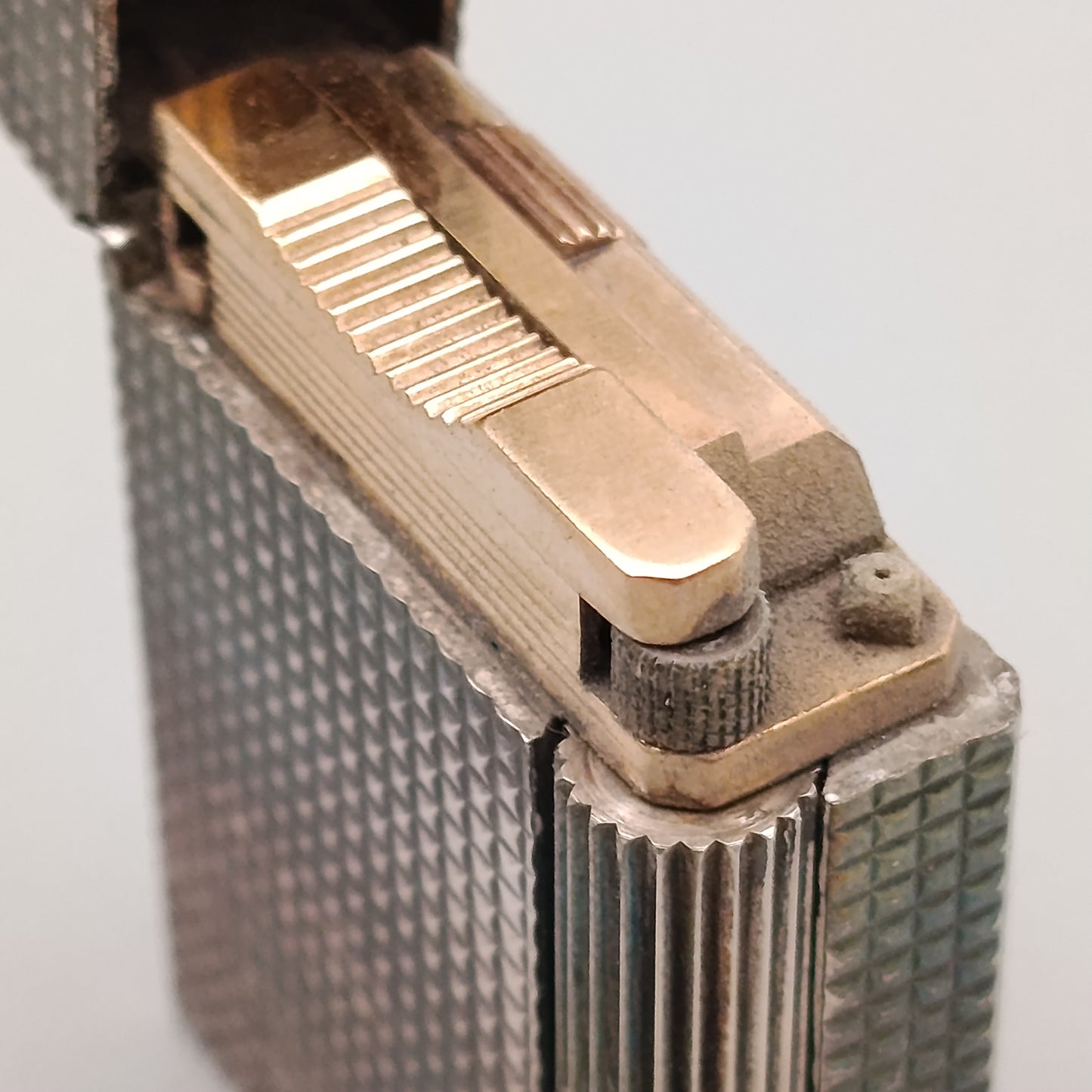 Exklusives S.T. Dupont Feuerzeug Vintage Diamantkopf