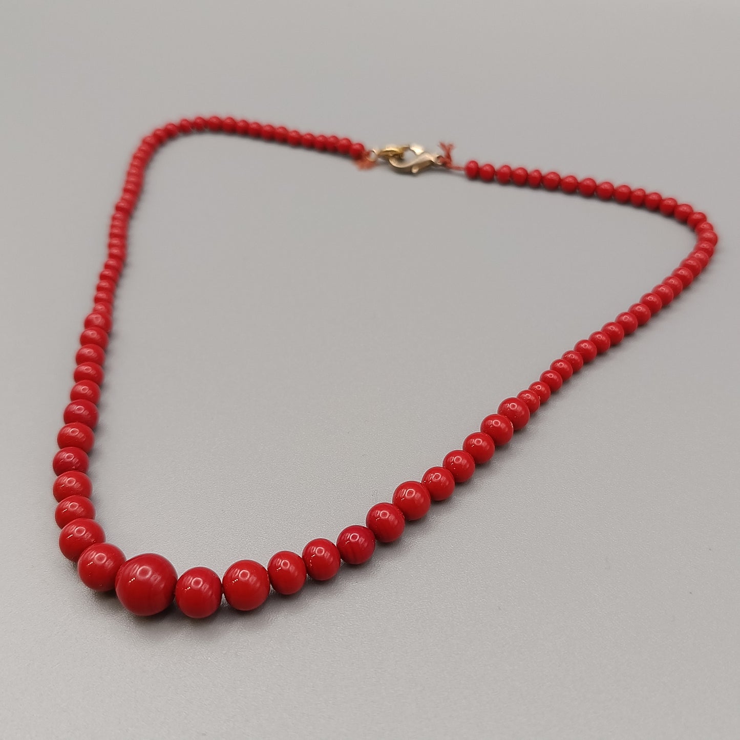 Stilvolle rote Perlen Elegante Kugelkette in Korallen Optik