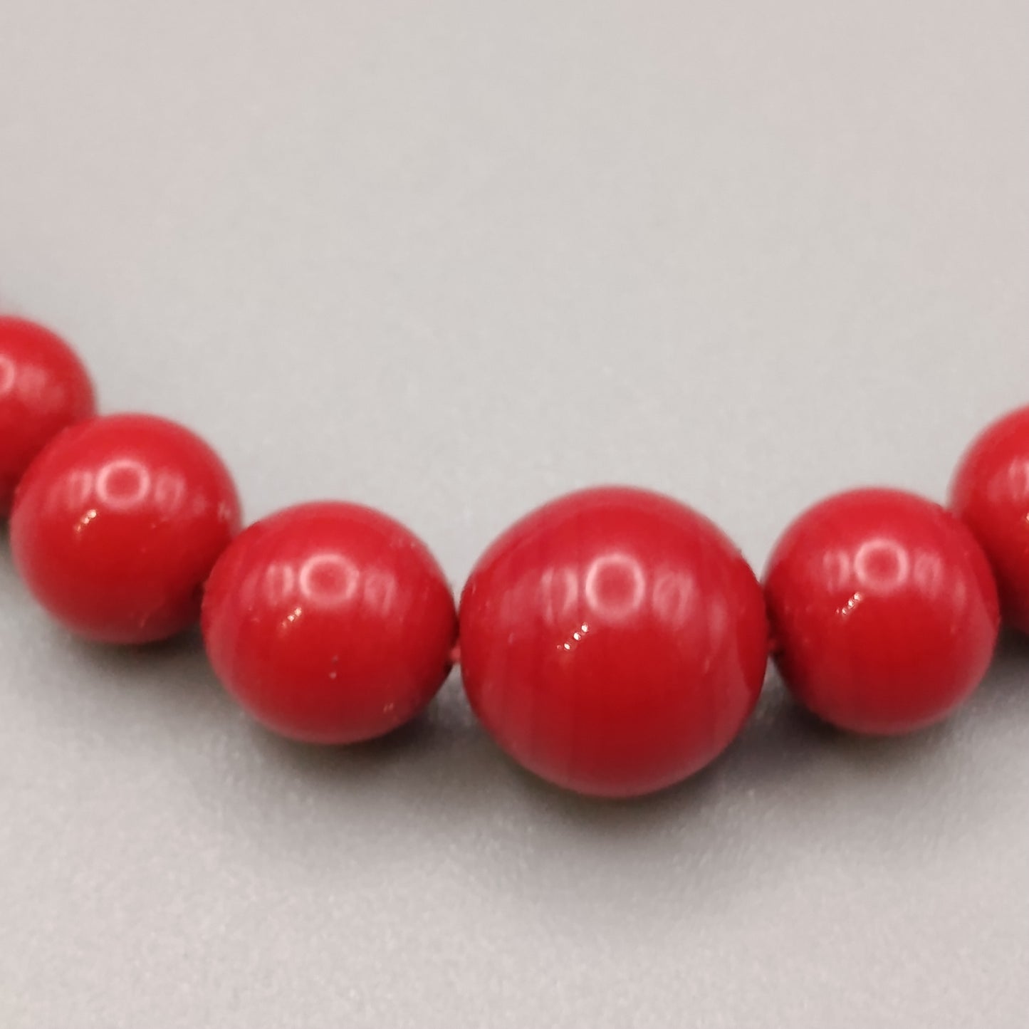 Stilvolle rote Perlen Elegante Kugelkette in Korallen Optik