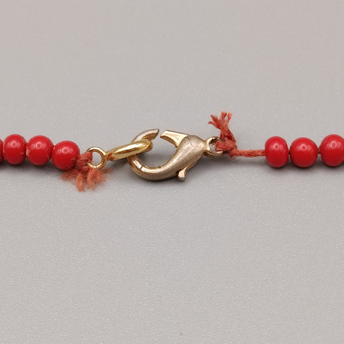 Stilvolle rote Perlen Elegante Kugelkette in Korallen Optik