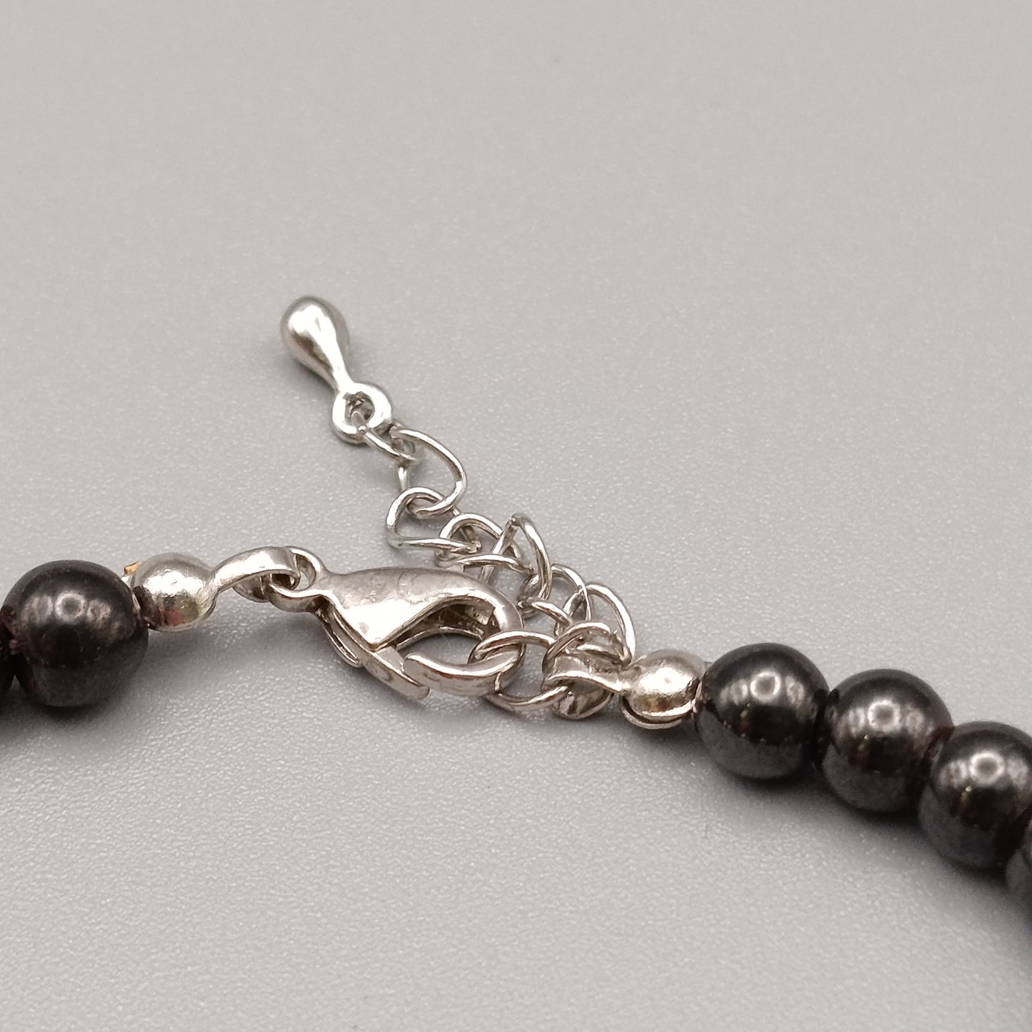 Elegantes Hämatit Damen Armband in Schwarz-Weiß
