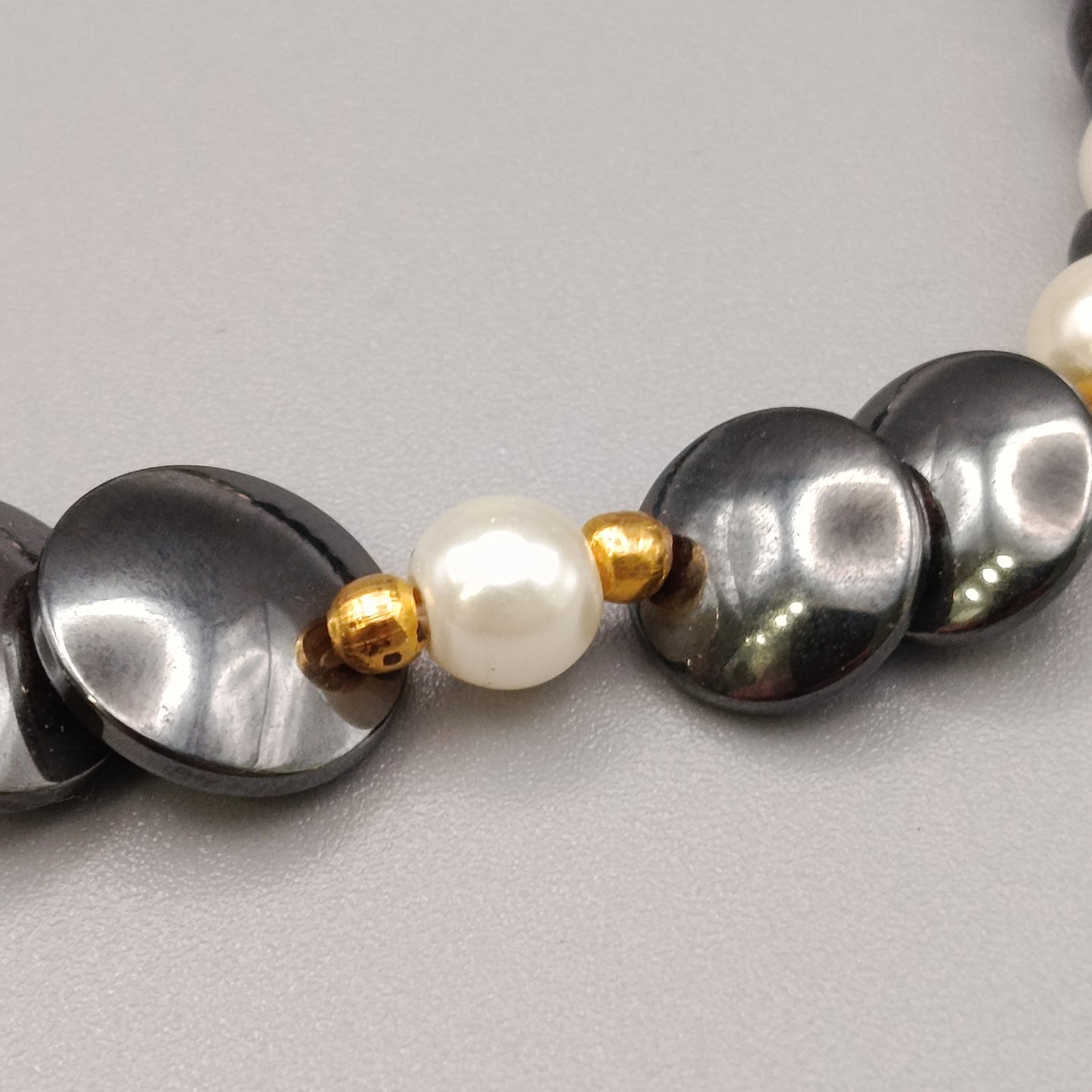 Elegantes Hämatit Damen Armband in Schwarz-Weiß